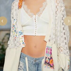 POL Cream Lace Crop Top with Floral Kimono